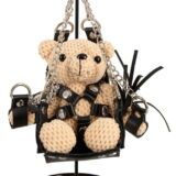 BAD KITTY KLEINE SM TEDDYBEER OP EEN SEKSSCHOMMEL
